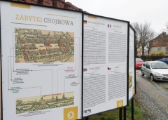 Historia chojnowskiej rezydencji Piastów na tablicach informacyjnych