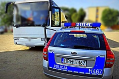 Policjanci sprawdzają autokary