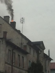 Pożar sadzy w kominie na Bolesławieckiej [ZDJĘCIA]