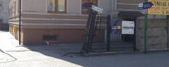 Ulica Kościuszki: Nietrzeźwy kierowca uszkodził ogrodzenie i uderzył w budynek