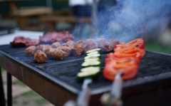 Sezon grillowy w pełni – jak wybrać sprzęt, który posłuży przez lata?