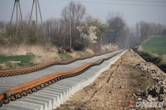 Znaczące postępy na budowie linii kolejowej między Chojnowem i Rokitkami [ZDJĘCIA]