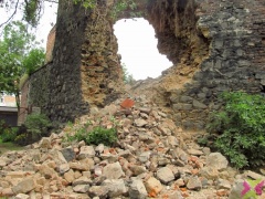 Dziura w murach obronnych obok Domu Kata (nowe zdjęcia)