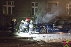 O krok od tragedii. Podpalono samochód na ul. Mickiewicza (VIDEO)