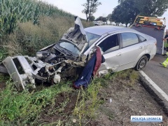 Wypadek między Chojnowem i Legnicą. Nietrzeźwy sprawca zbiegł z miejsca zdarzenia