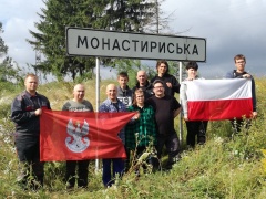 Wolontariusze z Chojnowskiej Drużyny Strzeleckiej na Ukrainie zadbali o groby naszych przodków