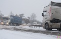 Sypiący śnieg utrudnia poruszanie się po drogach