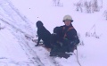 Strażacy uratowali uwięzionego pod lodem psa