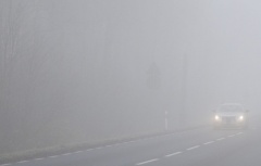 Jesienne mgły sporym zagrożeniem na drodze. Ważne odpowiednie oświetlenie i odblaski