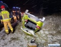Wpadł w poślizg i dachował w rowie. W samochodzie było 5 osób